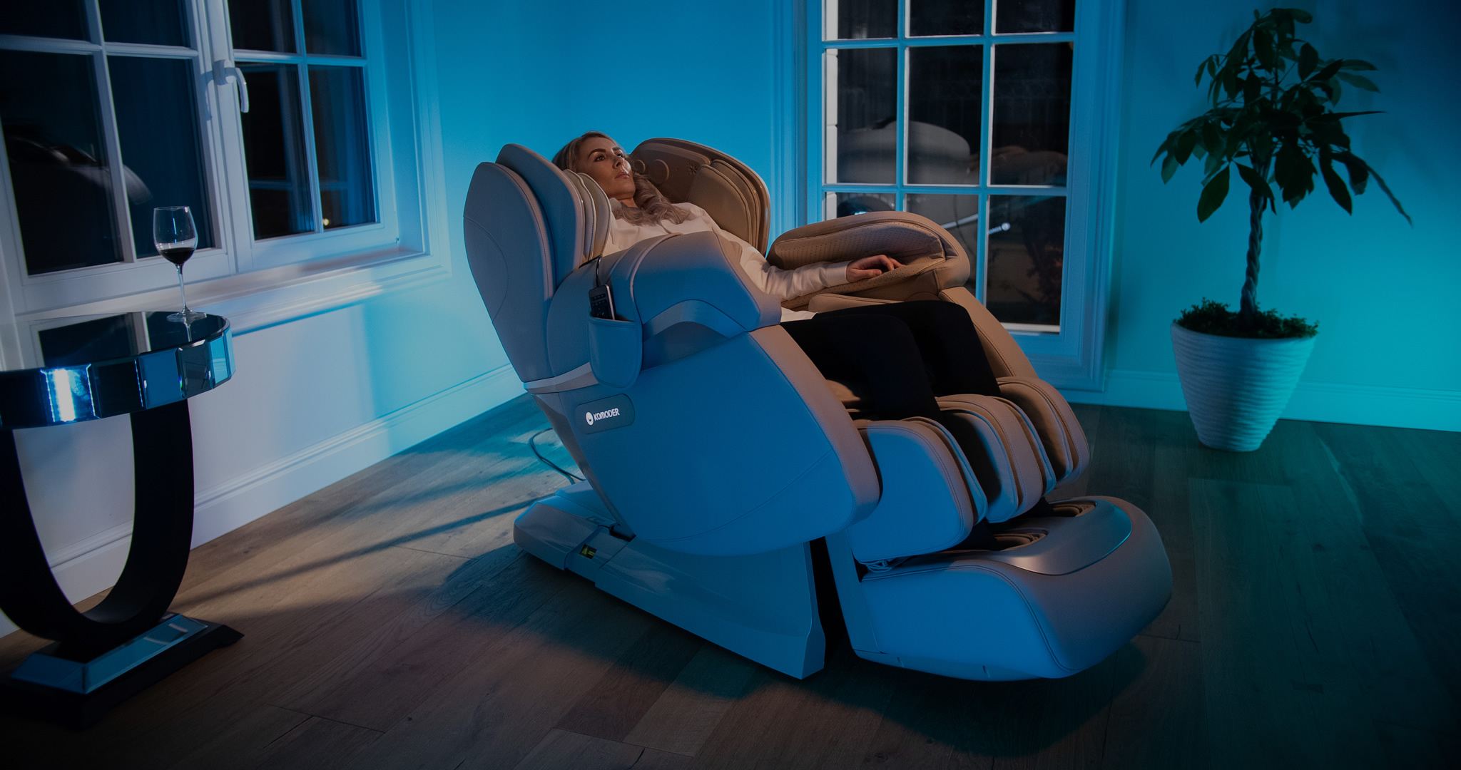 Жена използва масажен стол 4D Luxury от Komoder