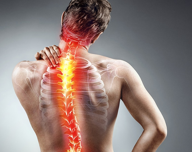 Изображение на мъж с болка в гръбначният стълб
